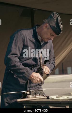 Traditioneller Handwerker, der Handhobel auf Holz in Vintage-Werkstatt verwendet Stockfoto