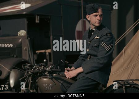 RAF Sergeant in Zeituniform sitzt auf einem Vintage-Motorrad im Luftfahrtmuseum Stockfoto