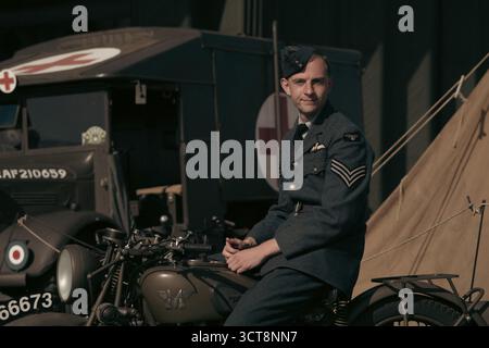 RAF-Sergeant in Zeituniform mit Vintage-Motorrad bei der Kriegsflugplatz-Ausstellung Stockfoto
