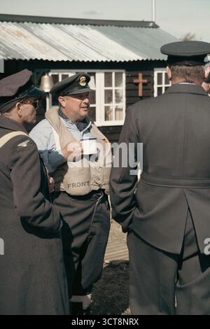 RAF-Personal in Zeituniform genießt Teepause bei der Nachstellung des Krieges Stockfoto