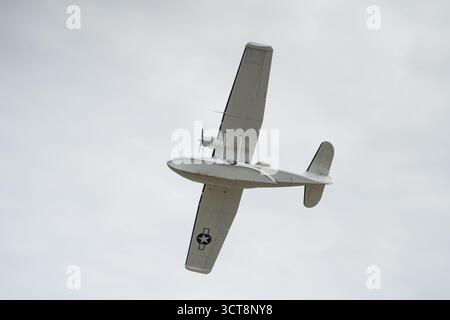 Oldtimer-Militärflugzeug im Flug mit US Air Force-Markierungen auf der Airshow Stockfoto