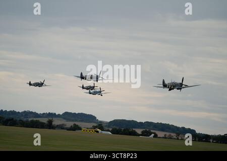 Bildung von Supermarine Spitfire, die über dem Flugplatz Duxford in Cambridgeshire fliegen Stockfoto