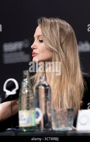 Angelina Jolie nimmt an der „Couture“-Pressekonferenz während des 73. San Sebastian International Film Festivals im Kursaal Palace Teil. Stockfoto