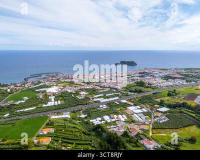 Vila Franca do Campo Town, Vila Franca Islet und Atlantischer Ozean. Azoren, Sao Miguel Island. Portugal. Luftaufnahme Stockfoto
