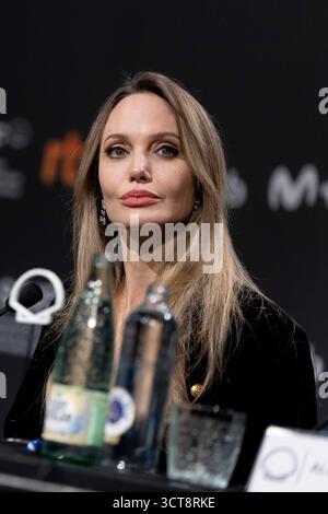 Angelina Jolie nimmt an der „Couture“-Pressekonferenz während des 73. San Sebastian International Film Festivals im Kursaal Palace Teil. Stockfoto