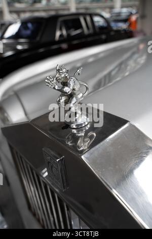 Chrom Rolls-Royce Spirit of Ecstasy-Motorhaubenverzierung auf einem Luxusauto Stockfoto