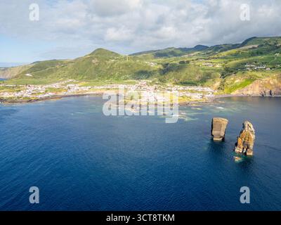 Sea Stacks in der Nähe von Mosteiros Beach und Atlantik. Azoren, Sao Miguel Island. Portugal. Luftaufnahme Stockfoto