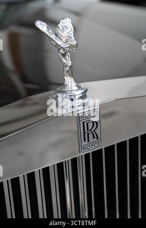 Klassisches Rolls-Royce Spirit of Ecstasy Maskottchen und Abzeichen auf dem luxuriösen Motorwagengrill Stockfoto