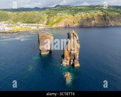 Sea Stacks in der Nähe von Mosteiros Beach und Atlantik. Azoren, Sao Miguel Island. Portugal. Luftaufnahme Stockfoto