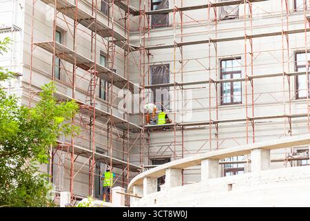 Rekonstruktion eines alten Gebäudes mit Gerüsten. Stockfoto