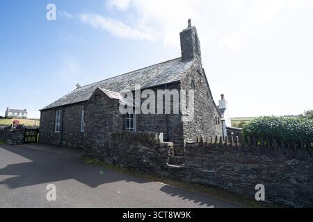 Traditionelles Steinhaus mit Schieferdach und Schornstein auf Isle of man Stockfoto