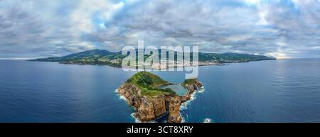 Vila Franca Islet, Vila Franca do Campo Town und Atlantischer Ozean. Azoren, Sao Miguel Island. Portugal. Luftaufnahme Stockfoto