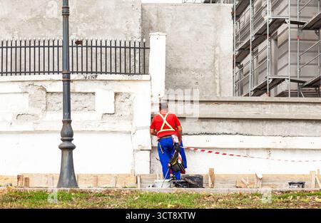 Rekonstruktion eines alten Gebäudes mit Gerüsten. Stockfoto