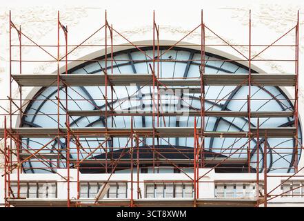 Rekonstruktion eines alten Gebäudes mit Gerüsten. Stockfoto