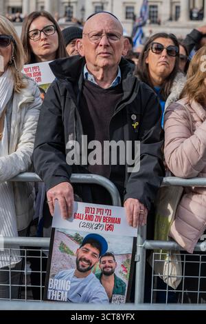 London, England, Großbritannien. (5. Oktober 2025) weniger als eine Woche nach dem Attentat in Manchester auf eine Synagoge trafen sich Tausende jüdischer Gemeinden in London bei einer großen Gedenkveranstaltung auf dem Trafalgar Square unter schwerer Sicherheit, um den zweiten Jahrestag der tragischen Ereignisse des 7. Oktober zu feiern, die den aktuellen Gaza-Konflikt ausgelöst haben. Foto: Lab Mo/ALAMY LIVE NEWS Stockfoto