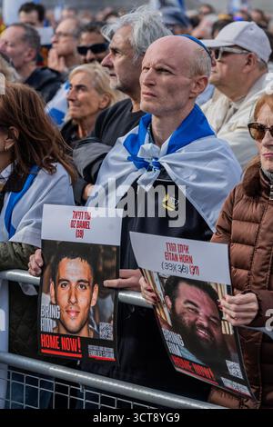 London, England, Großbritannien. (5. Oktober 2025) weniger als eine Woche nach dem Attentat in Manchester auf eine Synagoge trafen sich Tausende jüdischer Gemeinden in London bei einer großen Gedenkveranstaltung auf dem Trafalgar Square unter schwerer Sicherheit, um den zweiten Jahrestag der tragischen Ereignisse des 7. Oktober zu feiern, die den aktuellen Gaza-Konflikt ausgelöst haben. Foto: Lab Mo/ALAMY LIVE NEWS Stockfoto