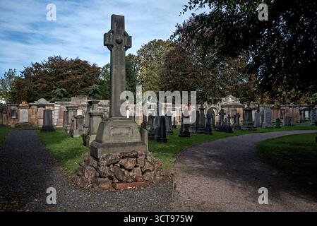 Das Denkmal für LT John Irving RN, der auf HMS Terror unter Sir John Franklin diente, auf dem Dean Cemetery, Edinburgh, Schottland, Großbritannien. Stockfoto