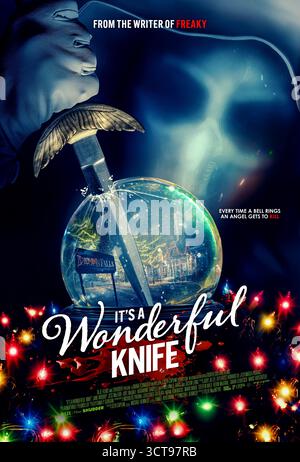 IT’s a Wonderful Knife (2023) von Tyler MacIntyre mit Jane Widdop, Joel McHale und Justin Long. Nachdem sie ihre Stadt vor einem maskierten Mörder gerettet hat, wünscht sich Winnie, sie wäre nie geboren worden und findet sich in einem Paralleluniversum wieder, in dem der Mörder ihre Freunde immer noch terrorisiert und sie zum Überleben zwingt, um nach Hause zurückzukehren. US-Poster NUR FÜR REDAKTIONELLE ZWECKE. Quelle: BFA/RLJE Films Stockfoto