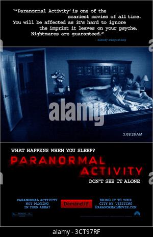 Paranormal Activity (2007) von Oren Peli mit Katie Featherston, Micah Sloat und Mark Fredrichs. Ein junges Paar richtete Kameras in ihrem Haus auf, um schreckliche übernatürliche Ereignisse zu dokumentieren, die durch eine böse Gegenwart verursacht wurden. US-Poster NUR FÜR REDAKTIONELLE ZWECKE. Quelle: BFA / Paramount Pictures Stockfoto