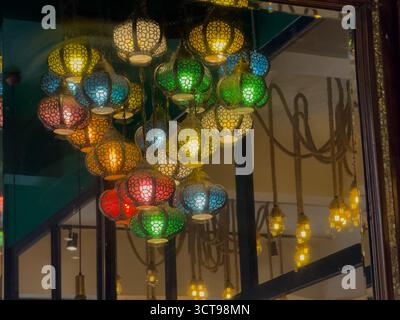 Dekorative, farbenfrohe Laternen in einem künstlerischen Arrangement, die sich in einem Spiegel spiegeln und Eleganz schaffen Stockfoto