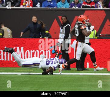 London, Großbritannien. Oktober 2025. Cleveland Browns Running Back Quinshon Judkins läuft mit dem Fußball in ihrem Spiel gegen die Minnesota Vikings am Sonntag, den 05. Oktober 2025 im Tottenham Football Stadium in London. Die Vikings gewannen das Spiel mit 21:17. Foto: Hugo Philpott/UPI Credit: UPI/Alamy Live News Stockfoto