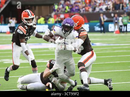 London, Großbritannien. Oktober 2025. Minnesota Vikings Wide Receiver Jordan Addison läuft mit dem Fußball in ihrem Spiel gegen die Cleveland Browns am Sonntag, den 05. Oktober 2025, im Tottenham Football Stadium in London. Die Vikings gewannen das Spiel mit 21:17. Foto: Hugo Philpott/UPI Credit: UPI/Alamy Live News Stockfoto
