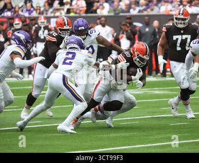 London, Großbritannien. Oktober 2025. Cleveland Browns Running Back Quinshon Judkins läuft mit dem Fußball in ihrem Spiel gegen die Minnesota Vikings am Sonntag, den 05. Oktober 2025 im Tottenham Football Stadium in London. Die Vikings gewannen das Spiel mit 21:17. Foto: Hugo Philpott/UPI Credit: UPI/Alamy Live News Stockfoto