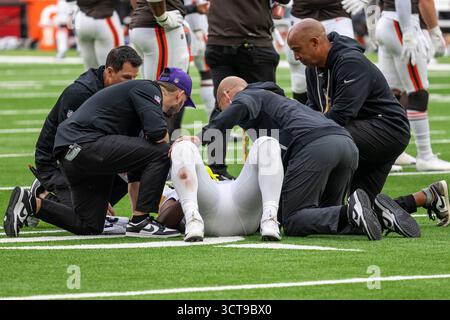 London, Großbritannien. 5. Oktober 2025. Jordan Mason, Vikings Running Back, wird während des Spiels Minnesota Vikings @ Cleveland Browns im Tottenham Hotspur Stadium medizinisch versorgt. Endpunktzahl Vikings 21 – Browns 17. Quelle: Stephen Chung / Alamy Live News Stockfoto