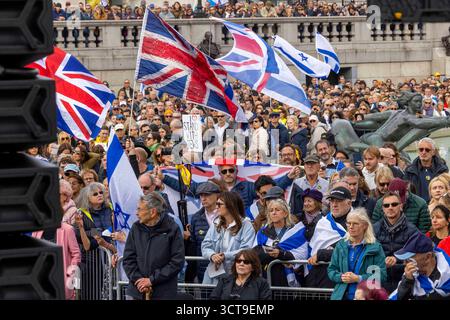 London, Großbritannien. Oktober 2025. Tausende von Menschen haben sich am Trafalgar Square versammelt, um den zweiten Jahrestag der Attentate vom 7. Oktober zu feiern und um die Opfer des Terroranschlags in der Synagoge in Manchester am Donnerstag zu trauern. Die Gedenkstätte wurde vom Abgeordnetenrat und dem Jewish Leadership Council (JLC) organisiert und sah Gemeindemitglieder und Verbündete auf dem Trafalgar Square versammelten und bis zu den Stufen der National Gallery Credit: Mark Thomas/Alamy Live News füllten Stockfoto
