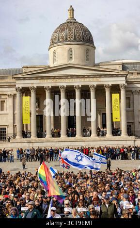London, Großbritannien. Oktober 2025. Tausende von Menschen haben sich am Trafalgar Square versammelt, um den zweiten Jahrestag der Attentate vom 7. Oktober zu feiern und um die Opfer des Terroranschlags in der Synagoge in Manchester am Donnerstag zu trauern. Die Gedenkstätte wurde vom Abgeordnetenrat und dem Jewish Leadership Council (JLC) organisiert und sah Gemeindemitglieder und Verbündete auf dem Trafalgar Square versammelten und bis zu den Stufen der National Gallery Credit: Mark Thomas/Alamy Live News füllten Stockfoto