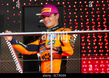 Singapur, Singapur, Singapur. Oktober 2025. McLaren F1 Team Pilot #4 LANDO NORRIS (GBR) auf dem Podium nach dem dritten Platz beim Formel 1 Grand Prix von Singapur 2025, Runde 18 der FIA Formel-1-Weltmeisterschaft 2025 auf dem Marina Bay Street Circuit, Singapur am 5. Oktober 2025. (Kreditbild: © Wan Mikhail Roslan/ZUMA Press Wire) NUR REDAKTIONELLE VERWENDUNG! Nicht für kommerzielle ZWECKE! Quelle: ZUMA Press, Inc./Alamy Live News Stockfoto