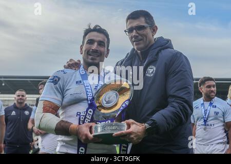 York, Großbritannien. Oktober 2025. LNER Community Stadium, York, North Yorkshire, 5. Oktober 2025. Anthony Marion, Kapitän der Toulouse Olympique Toulouse, holt die Trophäe der Betfred Championship an der Seite von Sylvain Houles (Head Coach) nach dem Sieg über York. Quelle: Touchlinepics/Alamy Live News Stockfoto