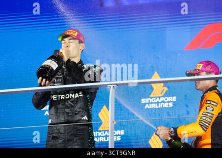 Singapur, Singapur, Singapur. Oktober 2025. Rennsieger GEORGE RUSSELL (GBR) sprüht Champagner, während LANDO NORRIS (GBR) am 5. Oktober 2025 auf dem Marina Bay Street Circuit, Singapur, neben der Podiumseremonie nach dem Formel-1-Grand Prix 2025 in Runde 18 der FIA Formel-1-Weltmeisterschaft 2025 feiert. (Kreditbild: © Wan Mikhail Roslan/ZUMA Press Wire) NUR REDAKTIONELLE VERWENDUNG! Nicht für kommerzielle ZWECKE! Quelle: ZUMA Press, Inc./Alamy Live News Stockfoto