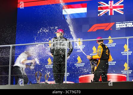 Singapur, Singapur, Singapur. Oktober 2025. Rennsieger GEORGE RUSSELL (GBR) sprüht Champagner, während LANDO NORRIS (GBR) am 5. Oktober 2025 auf dem Marina Bay Street Circuit, Singapur, neben der Podiumseremonie nach dem Formel-1-Grand Prix 2025 in Runde 18 der FIA Formel-1-Weltmeisterschaft 2025 feiert. (Kreditbild: © Wan Mikhail Roslan/ZUMA Press Wire) NUR REDAKTIONELLE VERWENDUNG! Nicht für kommerzielle ZWECKE! Quelle: ZUMA Press, Inc./Alamy Live News Stockfoto