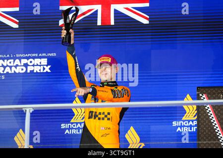 Singapur, Singapur, Singapur. Oktober 2025. McLaren F1 Team Pilot #4 LANDO NORRIS (GBR) holt sich nach dem Formel 1 Grand Prix von Singapur 2025 in Runde 18 der FIA Formel 1-Weltmeisterschaft 2025 am Marina Bay Street Circuit, Singapur am 5. Oktober 2025 den dritten Platz auf dem Podium. (Kreditbild: © Wan Mikhail Roslan/ZUMA Press Wire) NUR REDAKTIONELLE VERWENDUNG! Nicht für kommerzielle ZWECKE! Quelle: ZUMA Press, Inc./Alamy Live News Stockfoto