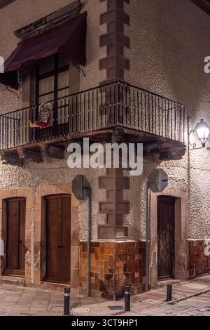 Ein Gebäude mit Balkon und roter Markise. Auf dem Balkon hängt ein roter Sonnenschirm. Historisches Zentrum von Queretaro, Kolonialarchitektur, Dekora Stockfoto