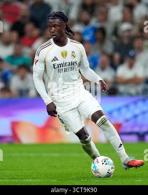 Eduardo Camavinga von Real Madrid CF während des La Liga EA Sports Matches zwischen Real Madrid CF und Villarreal CF spielte am 4. Oktober 2025 im Santiago Bernabeu Stadion in Madrid. (Foto: Cesar Cebolla / PRESSIN) Stockfoto