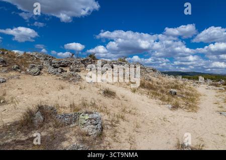 Felsen in Pobiti Kamani - natürliches Phänomen auch bekannt als Steinwald in Bulgarien Stockfoto