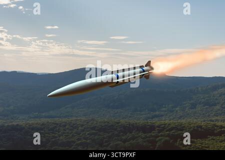 Eine Kreuzfahrtrakete mit feuriger Spur fliegt über eine Waldlandschaft Stockfoto