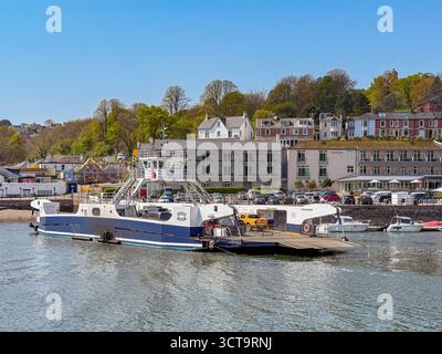 Kingswear, Devon, England, Großbritannien – 24. April 2025: Kingswear Higher Ferry verlässt die Stadt Dartmouth mit Fahrzeugen an Bord, um den Fluss zu überqueren Stockfoto