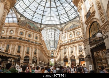 Mailand, Italien, 07.08.25 die berühmte Glaskuppel und die kunstvollen Galerien der Galleria Vittorio Emanuele II voller Käufer. Ideal für Luxuseinzelhandel Stockfoto