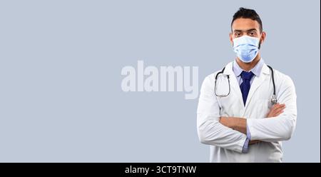 Porträt Des Arabischen Arzt Trägt Gesichtsmaske, Blauer Hintergrund Stockfoto