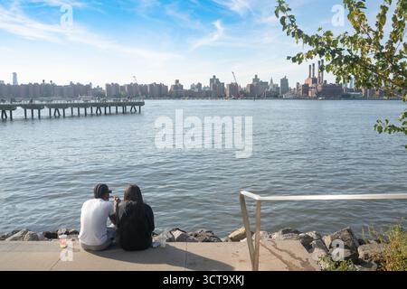 Brooklyn, New York City - 4. Oktober 2025: Blick vom Waterfront Park in Willamsburg Brooklyn mit Blick auf die Skyline von New York City. Stockfoto