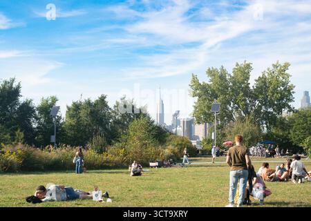 Brooklyn, New York City - 4. Oktober 2025: Blick vom Waterfront Park in Willamsburg Brooklyn mit Blick auf die Skyline von New York City. Stockfoto
