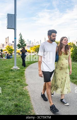 Brooklyn, New York City - 4. Oktober 2025: Blick vom Waterfront Park in Willamsburg Brooklyn mit Blick auf die Skyline von New York City. Stockfoto