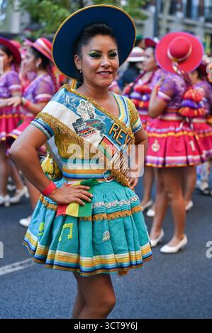 Während des Festivals „Cavalcade of the Hispanic Heritage“ auf Gran Vía am 5. Oktober 2025, i, wurden mehrere Personen in traditionellen lateinamerikanischen Kostümen gekleidet Stockfoto