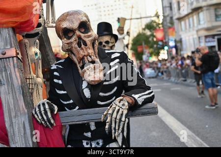 Während des Festivals „Cavalcade of the Hispanic Heritage“ auf Gran Vía am 5. Oktober 2025, i, wurden mehrere Personen in traditionellen lateinamerikanischen Kostümen gekleidet Stockfoto