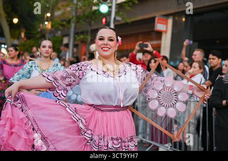 Während des Festivals „Cavalcade of the Hispanic Heritage“ auf Gran Vía am 5. Oktober 2025, i, wurden mehrere Personen in traditionellen lateinamerikanischen Kostümen gekleidet Stockfoto