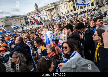 Einige tausend Menschen versammelten sich auf dem Londoner Trafalgar Square, um die zwei Jahre seit den Angriffen der Hamas auf Israel am 7. Oktober 2023 in London, Großbritannien, 05/10 zu feiern Stockfoto