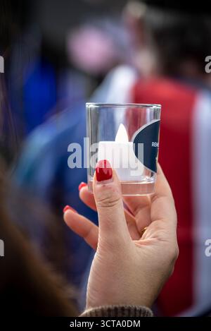 Zwei Jahre nach den Angriffen der Hamas auf Israel am 7. Oktober 2023, London, UK, 10/2025, eine Kerze bei der Gedenkveranstaltung auf dem Trafalgar Square angezündet Stockfoto